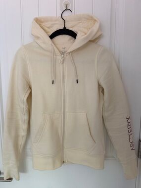 Arc'teryx Cream Full-Zip Hoodie with Purple Logo on Sleeve
